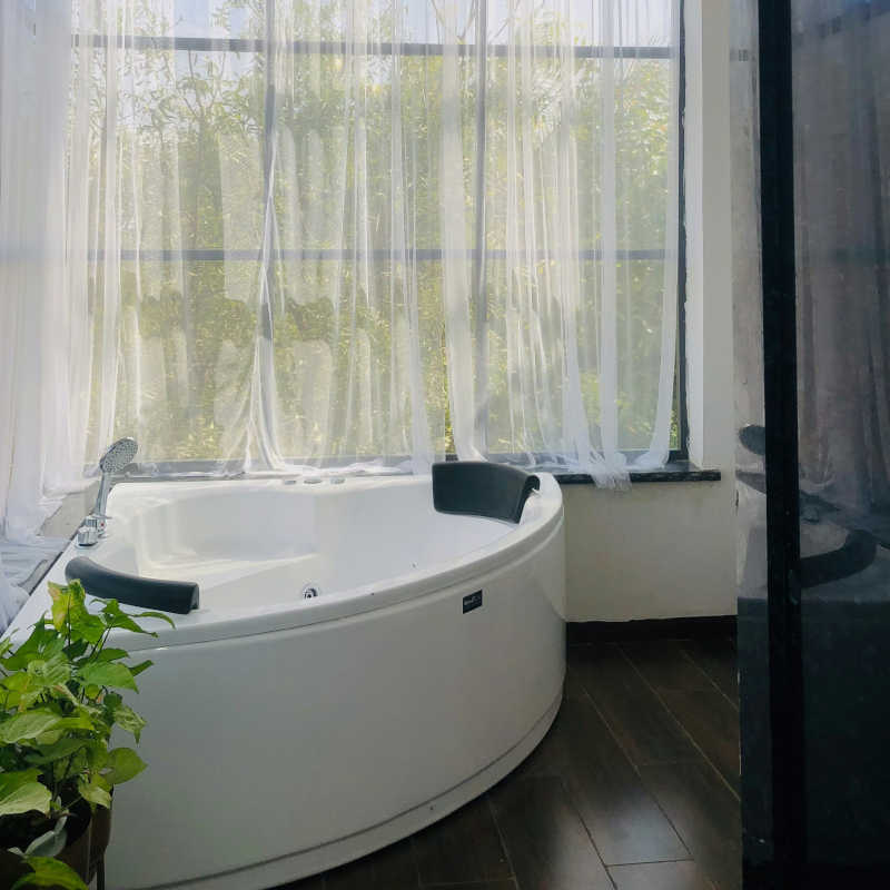 Badewanne mit Massagedüsen in einem Innenraum